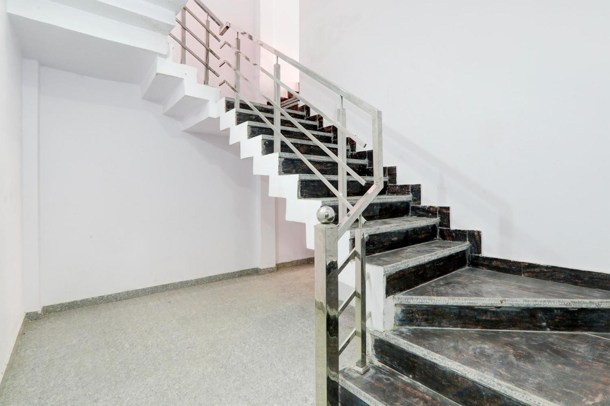 Hotel O White House Hasanganj Екстер'єр фото